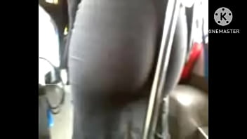 Un culaso se come todo el tubo del bus en falda